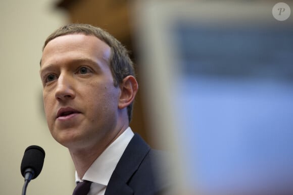 Mark Zuckerberg - Audition de Mark Zuckerberg devant le Congrès américain au sujet du projet de monnaie virtuelle que porte son entreprise au sein de l'Association Libra à Washington. Cette audition était d'autant plus attendue que dans ce climat de défiance et sous la pression des autorités, certains des partenaires les plus importants du projet ont préféré jeter l'éponge au dernier moment. Parmi eux, PayPal, Visa, Mastercard, eBay ou encore Booking… L 23 octobre 2019  United States Representative Maxine Waters (Democrat of California) arrives to the U.S. House Committee on Financial Services hearing with Facebook CEO Mark Zuckerberg, as he testifies regarding Facebook’s new cryptocurrency on Capitol Hill in Washington D.C., U.S. on October 23, 2019. 