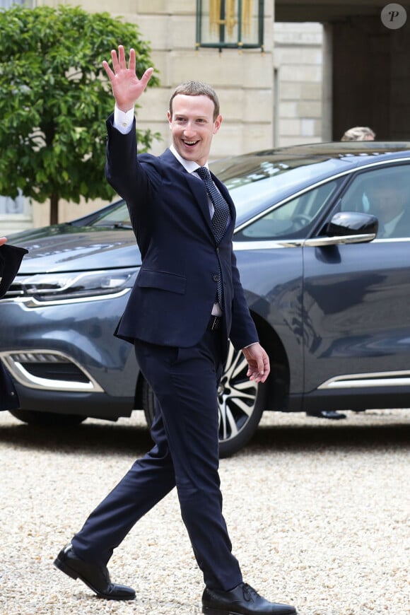  "Je lui ai répondu : 'Mais tu ne peux pas. Ce n'est pas possible'."
Mark Zuckerberg, PDG de Facebook - Les participants au sommet "Tech for Good" quittent le palais de l'Elysée à Paris le 23 mai 2018.