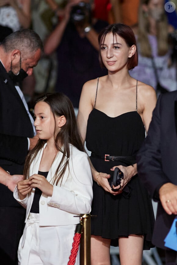 Si Ben Attal est plus connu du public, Alice, apparait néanmoins régulièrement aux côtés de ses parents sur les tapis rouges.
Alice et Joe Attal (les filles de Charlotte Gainsbourg) - Montée des marches du film "Jane par Charlotte" lors du 74ème Festival International du Film de Cannes. Le 7 juillet 2021 © Borde-Jacovides-Moreau / Bestimage