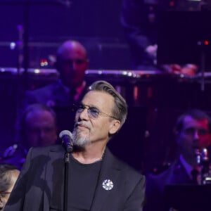 Le chanteur qui s'est fait très discret ces derniers mois alors qu'il luttait contre le cancer...Florent Pagny lors du concert caritatif "Sentinelles d'un soir" au profit de l'association Bleuet de France à la salle Pleyel à Paris le 30 mai 2024. Ce concert destiné au grand public est organisé en l'honneur des orphelins de guerre, des veuves, des familles endeuillées, des victimes du terrorisme et de tous les soldats blessés en mission. Ce concert avec des stars, destiné au grand public, est un exercice nouveau pour les militaires. Le gouverneur militaire de Paris Christophe Abad est chargé du cérémonial dans la Cour d'honneur des Invalides en hommage aux militaires tombés en opération. Il organise également le défilé du 14-Juillet. Et, jusqu'à présent, les concerts ouverts au public étaient plus confidentiels, généralement de la musique classique dans des "emprises militaires" comme la cathédrale Saint-Louis des Invalides ou la chapelle du Val-de-Grâce. Florent Pagny ne devait remonter sur scène qu'en 2026. Finalement, il a fait dix-sept heures de vol (avec trois correspondances) depuis sa Patagonie pour revenir à Paris le temps d'un concert. Un voyage extrêmement fatigant pour être, jeudi 30 mai, l'une des têtes d'affiche des Sentinelles d'un soir, concert caritatif organisé par le général Christophe Abad, gouverneur militaire de Paris, à la salle Pleyel. © Jack Tribeca / Bestimage 