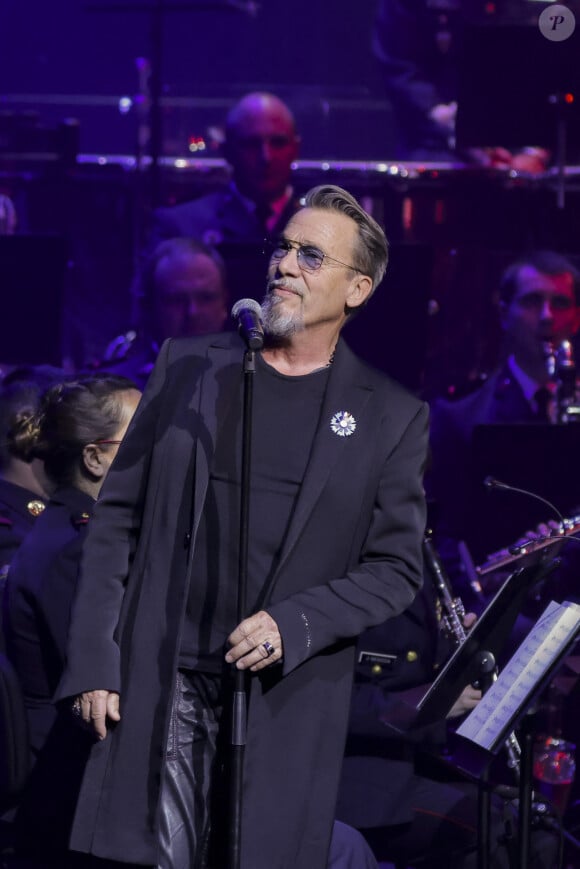 Le chanteur qui s'est fait très discret ces derniers mois alors qu'il luttait contre le cancer...Florent Pagny lors du concert caritatif "Sentinelles d'un soir" au profit de l'association Bleuet de France à la salle Pleyel à Paris le 30 mai 2024. Ce concert destiné au grand public est organisé en l'honneur des orphelins de guerre, des veuves, des familles endeuillées, des victimes du terrorisme et de tous les soldats blessés en mission. Ce concert avec des stars, destiné au grand public, est un exercice nouveau pour les militaires. Le gouverneur militaire de Paris Christophe Abad est chargé du cérémonial dans la Cour d'honneur des Invalides en hommage aux militaires tombés en opération. Il organise également le défilé du 14-Juillet. Et, jusqu'à présent, les concerts ouverts au public étaient plus confidentiels, généralement de la musique classique dans des "emprises militaires" comme la cathédrale Saint-Louis des Invalides ou la chapelle du Val-de-Grâce. Florent Pagny ne devait remonter sur scène qu'en 2026. Finalement, il a fait dix-sept heures de vol (avec trois correspondances) depuis sa Patagonie pour revenir à Paris le temps d'un concert. Un voyage extrêmement fatigant pour être, jeudi 30 mai, l'une des têtes d'affiche des Sentinelles d'un soir, concert caritatif organisé par le général Christophe Abad, gouverneur militaire de Paris, à la salle Pleyel. © Jack Tribeca / Bestimage 