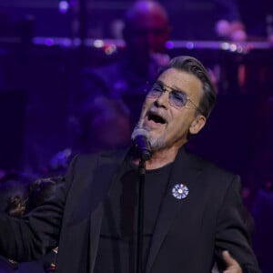 Florent Pagny lors du concert caritatif "Sentinelles d'un soir" au profit de l'association Bleuet de France à la salle Pleyel à Paris le 30 mai 2024. Ce concert destiné au grand public est organisé en l'honneur des orphelins de guerre, des veuves, des familles endeuillées, des victimes du terrorisme et de tous les soldats blessés en mission. Ce concert avec des stars, destiné au grand public, est un exercice nouveau pour les militaires. Le gouverneur militaire de Paris Christophe Abad est chargé du cérémonial dans la Cour d'honneur des Invalides en hommage aux militaires tombés en opération. Il organise également le défilé du 14-Juillet. Et, jusqu'à présent, les concerts ouverts au public étaient plus confidentiels, généralement de la musique classique dans des "emprises militaires" comme la cathédrale Saint-Louis des Invalides ou la chapelle du Val-de-Grâce. Florent Pagny ne devait remonter sur scène qu'en 2026. Finalement, il a fait dix-sept heures de vol (avec trois correspondances) depuis sa Patagonie pour revenir à Paris le temps d'un concert. Un voyage extrêmement fatigant pour être, jeudi 30 mai, l'une des têtes d'affiche des Sentinelles d'un soir, concert caritatif organisé par le général Christophe Abad, gouverneur militaire de Paris, à la salle Pleyel. © Jack Tribeca / Bestimage 