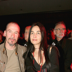 Le chanteur français Florent Pagny et sa femme Azucena assis au premier rang lors de la présentation de la collection de prêt-à-porter printemps-été 2007 des créateurs français Marithe et François Girbaud, à Paris, France, le 3 octobre 2006. Photo par Khayat-Nebinger-Orban-Taamallah/ABACAPRESS.COM