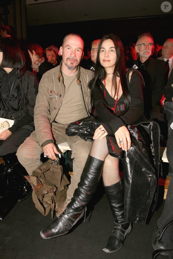 Le chanteur français Florent Pagny et sa femme Azucena assis au premier rang lors de la présentation de la collection de prêt-à-porter printemps-été 2007 des créateurs français Marithe et François Girbaud, à Paris, France, le 3 octobre 2006. Photo par Khayat-Nebinger-Orban-Taamallah/ABACAPRESS.COM