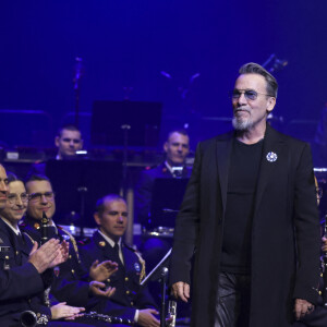 Florent Pagny lors du concert caritatif "Sentinelles d'un soir" au profit de l'association Bleuet de France à la salle Pleyel à Paris le 30 mai 2024. Ce concert destiné au grand public est organisé en l’honneur des orphelins de guerre, des veuves, des familles endeuillées, des victimes du terrorisme et de tous les soldats blessés en mission. Ce concert avec des stars, destiné au grand public, est un exercice nouveau pour les militaires. Le gouverneur militaire de Paris Christophe Abad est chargé du cérémonial dans la Cour d'honneur des Invalides en hommage aux militaires tombés en opération. Il organise également le défilé du 14-Juillet. Et, jusqu’à présent, les concerts ouverts au public étaient plus confidentiels, généralement de la musique classique dans des «emprises militaires» comme la cathédrale Saint-Louis des Invalides ou la chapelle du Val-de-Grâce. Florent Pagny ne devait remonter sur scène qu’en 2026. Finalement, il a fait dix-sept heures de vol (avec trois correspondances) depuis sa Patagonie pour revenir à Paris le temps d’un concert. Un voyage extrêmement fatigant pour être, jeudi 30 mai, l’une des têtes d’affiche des Sentinelles d’un soir, concert caritatif organisé par le général Christophe Abad, gouverneur militaire de Paris, à la salle Pleyel. © Jack Tribeca / Bestimage  Semi Exclusive - No web en Suisse / Belgique "Sentinelles d'un soir" benefit concert for the Bleuet de France association at the Salle Pleyel in Paris on 30 May 2024. 