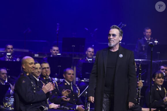 Florent Pagny lors du concert caritatif "Sentinelles d'un soir" au profit de l'association Bleuet de France à la salle Pleyel à Paris le 30 mai 2024. Ce concert destiné au grand public est organisé en l’honneur des orphelins de guerre, des veuves, des familles endeuillées, des victimes du terrorisme et de tous les soldats blessés en mission. Ce concert avec des stars, destiné au grand public, est un exercice nouveau pour les militaires. Le gouverneur militaire de Paris Christophe Abad est chargé du cérémonial dans la Cour d'honneur des Invalides en hommage aux militaires tombés en opération. Il organise également le défilé du 14-Juillet. Et, jusqu’à présent, les concerts ouverts au public étaient plus confidentiels, généralement de la musique classique dans des «emprises militaires» comme la cathédrale Saint-Louis des Invalides ou la chapelle du Val-de-Grâce. Florent Pagny ne devait remonter sur scène qu’en 2026. Finalement, il a fait dix-sept heures de vol (avec trois correspondances) depuis sa Patagonie pour revenir à Paris le temps d’un concert. Un voyage extrêmement fatigant pour être, jeudi 30 mai, l’une des têtes d’affiche des Sentinelles d’un soir, concert caritatif organisé par le général Christophe Abad, gouverneur militaire de Paris, à la salle Pleyel. © Jack Tribeca / Bestimage  Semi Exclusive - No web en Suisse / Belgique "Sentinelles d'un soir" benefit concert for the Bleuet de France association at the Salle Pleyel in Paris on 30 May 2024. 