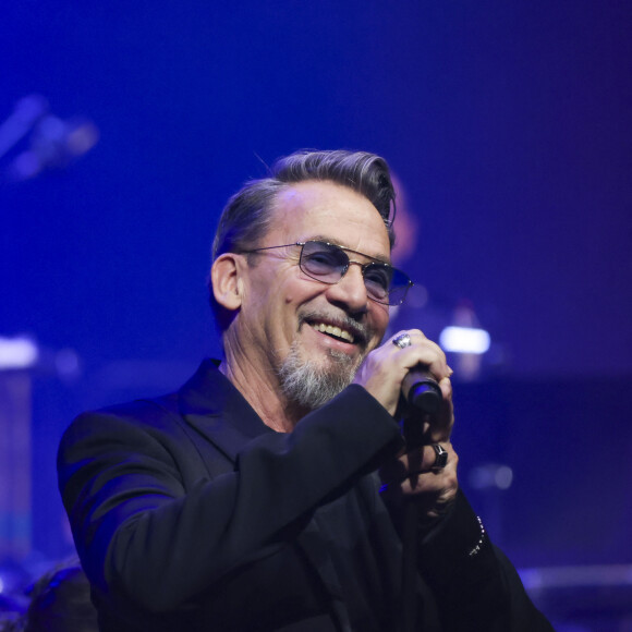 Florent Pagny lors du concert caritatif "Sentinelles d'un soir" au profit de l'association Bleuet de France à la salle Pleyel à Paris le 30 mai 2024. Ce concert destiné au grand public est organisé en l’honneur des orphelins de guerre, des veuves, des familles endeuillées, des victimes du terrorisme et de tous les soldats blessés en mission. Ce concert avec des stars, destiné au grand public, est un exercice nouveau pour les militaires. Le gouverneur militaire de Paris Christophe Abad est chargé du cérémonial dans la Cour d'honneur des Invalides en hommage aux militaires tombés en opération. Il organise également le défilé du 14-Juillet. Et, jusqu’à présent, les concerts ouverts au public étaient plus confidentiels, généralement de la musique classique dans des «emprises militaires» comme la cathédrale Saint-Louis des Invalides ou la chapelle du Val-de-Grâce. Florent Pagny ne devait remonter sur scène qu’en 2026. Finalement, il a fait dix-sept heures de vol (avec trois correspondances) depuis sa Patagonie pour revenir à Paris le temps d’un concert. Un voyage extrêmement fatigant pour être, jeudi 30 mai, l’une des têtes d’affiche des Sentinelles d’un soir, concert caritatif organisé par le général Christophe Abad, gouverneur militaire de Paris, à la salle Pleyel. © Jack Tribeca / Bestimage  Semi Exclusive - No web en Suisse / Belgique "Sentinelles d'un soir" benefit concert for the Bleuet de France association at the Salle Pleyel in Paris on 30 May 2024. 