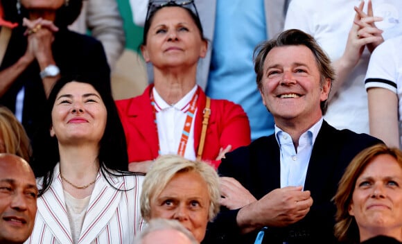 Ils se sont mariés à Paris, à la mairie du XVIe arrondissement, "en présence de la famille du couple"
 
François Baroin et Stéphanie Lochard - Célébrités dans les tribunes de la finale homme des Internationaux de France de tennis de Roland Garros 2024 à Paris le 9 juin 2024. © Jacovides-Moreau/Bestimage