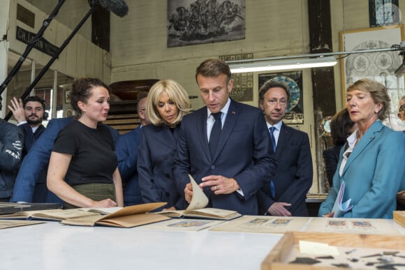 Stephane Bern, Emmanuel Macron et Brigitte Macron - Déplacement du président de république, Emmanuel Macron à l'occasion de la 41ème édition des journées européennes du patrimoine à Chartres, visite des ateliers de la Maison Lorin maitre verrier - Chartres le 20 septembre 2024. © Arnaud Hebert / Pool / Bestimage