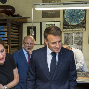 Stephane Bern, Emmanuel Macron - Déplacement du président de république, Emmanuel Macron à l'occasion de la 41ème édition des journées européennes du patrimoine à Chartres, visite des ateliers de la Maison Lorin maitre verrier - Chartres le 20 septembre 2024. © Arnaud Hebert / Pool / Bestimage