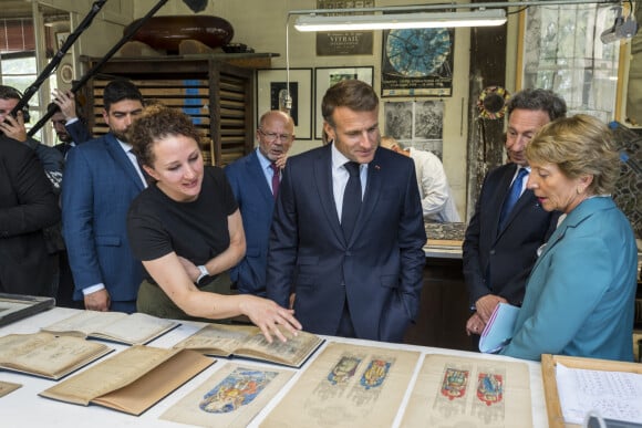 Stephane Bern, Emmanuel Macron - Déplacement du président de république, Emmanuel Macron à l'occasion de la 41ème édition des journées européennes du patrimoine à Chartres, visite des ateliers de la Maison Lorin maitre verrier - Chartres le 20 septembre 2024. © Arnaud Hebert / Pool / Bestimage