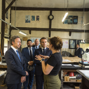 Stephane Bern, Emmanuel Macron et Brigitte Macron - Déplacement du président de république, Emmanuel Macron à l'occasion de la 41ème édition des journées européennes du patrimoine à Chartres, visite des ateliers de la Maison Lorin maitre verrier - Chartres le 20 septembre 2024. © Arnaud Hebert / Pool / Bestimage