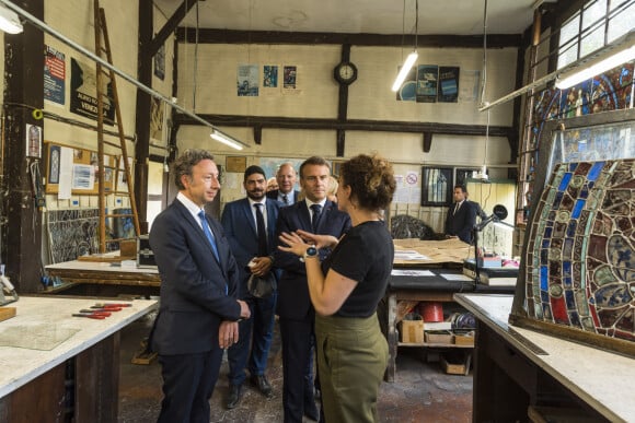 Stephane Bern, Emmanuel Macron et Brigitte Macron - Déplacement du président de république, Emmanuel Macron à l'occasion de la 41ème édition des journées européennes du patrimoine à Chartres, visite des ateliers de la Maison Lorin maitre verrier - Chartres le 20 septembre 2024. © Arnaud Hebert / Pool / Bestimage