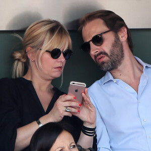 Flavie Flament et son compagnon Vladimir regardent le match entre R.Nadal et R. Gasquet ainsi que son ex mari Benjamin Castaldi avec sa femme Aurore Aleman dans les tribunes des Internationaux de France de Tennis de Roland-Garros à Paris le 2 juin 2018. © Jacovides/Moreau/Bestimage