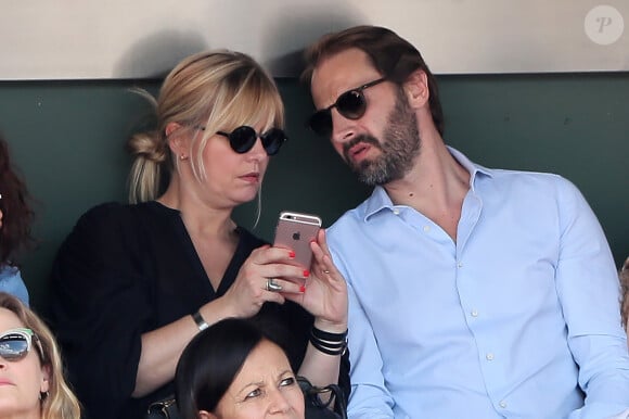 Flavie Flament et son compagnon Vladimir regardent le match entre R.Nadal et R. Gasquet ainsi que son ex mari Benjamin Castaldi avec sa femme Aurore Aleman dans les tribunes des Internationaux de France de Tennis de Roland-Garros à Paris le 2 juin 2018. © Jacovides/Moreau/Bestimage