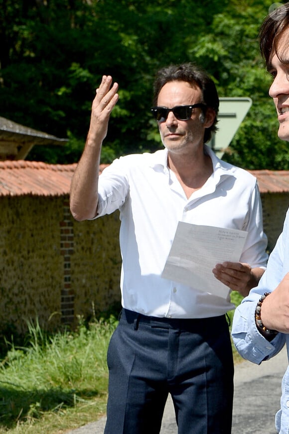 Anthony Delon et son demi-frère Alain-Fabien découvrent les hommages devant les grilles de la propriété de Douchy, quelques heures avant les obsèques de leur père, A.Delon, le 24 août 2024. Décédé le 18 août 2024, l'acteur a rendu son dernier souffle, entouré des siens dans sa propriété de Douchy, où il sera inhumé, le 24 août 2024 vers 17 heures dans une chapelle, construite il y a une vingtaine d'années. 