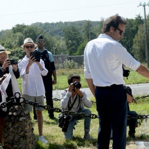 Vivre à la campagne a certes des avantages mais aussi des inconvénients...
Anthony Delon et son demi-frère Alain-Fabien découvrent les hommages devant les grilles de la propriété de Douchy, quelques heures avant les obsèques de leur père, A.Delon, le 24 août 2024. Décédé le 18 août 2024, l'acteur a rendu son dernier souffle, entouré des siens dans sa propriété de Douchy, où il sera inhumé, le 24 août 2024 vers 17 heures dans une chapelle, construite il y a une vingtaine d'années. 