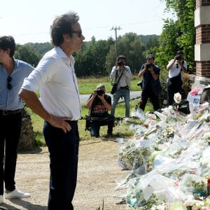 Mais on est très loin des images de d'habitude
Anthony Delon et son demi-frère Alain-Fabien découvrent les hommages devant les grilles de la propriété de Douchy, quelques heures avant les obsèques de leur père, A.Delon, le 24 août 2024. Décédé le 18 août 2024, l'acteur a rendu son dernier souffle, entouré des siens dans sa propriété de Douchy, où il sera inhumé, le 24 août 2024 vers 17 heures dans une chapelle, construite il y a une vingtaine d'années. 