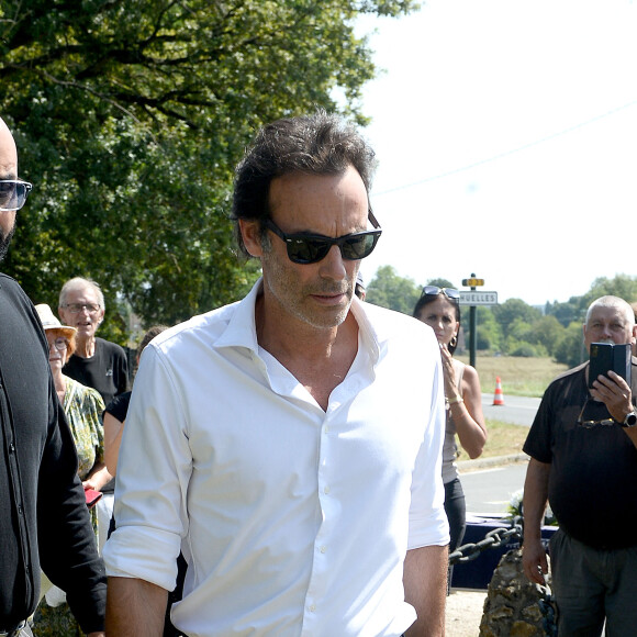 Anthony Delon et son demi-frère Alain-Fabien découvrent les hommages devant les grilles de la propriété de Douchy, quelques heures avant les obsèques de leur père, A.Delon, le 24 août 2024. Décédé le 18 août 2024, l'acteur a rendu son dernier souffle, entouré des siens dans sa propriété de Douchy, où il sera inhumé, le 24 août 2024 vers 17 heures dans une chapelle, construite il y a une vingtaine d'années. 