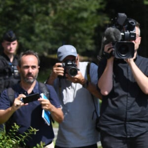 Anthony Delon et son demi-frère Alain-Fabien découvrent les hommages devant les grilles de la propriété de Douchy, quelques heures avant les obsèques de leur père, A.Delon, le 24 août 2024. Décédé le 18 août 2024, l'acteur a rendu son dernier souffle, entouré des siens dans sa propriété de Douchy, où il sera inhumé, le 24 août 2024 vers 17 heures dans une chapelle, construite il y a une vingtaine d'années. 