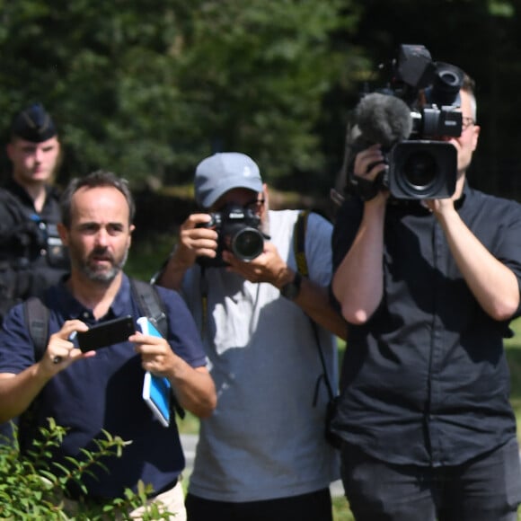 Anthony Delon et son demi-frère Alain-Fabien découvrent les hommages devant les grilles de la propriété de Douchy, quelques heures avant les obsèques de leur père, A.Delon, le 24 août 2024. Décédé le 18 août 2024, l'acteur a rendu son dernier souffle, entouré des siens dans sa propriété de Douchy, où il sera inhumé, le 24 août 2024 vers 17 heures dans une chapelle, construite il y a une vingtaine d'années. 