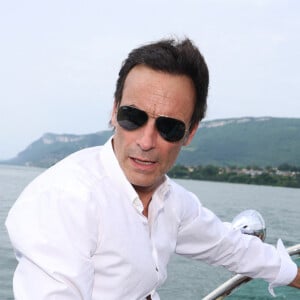 Sur les images, Anthony Delon est en compagnie de Loubo, le chien de son père, qui semble tenter de retrouver les animaux sauvages
Exclusif - Rendez-vous avec Anthony Delon, en promenade en Riva sur le lac du Bourget à Aix-les-Bains, à l'occasion de la 3ème Edition du Cinéma Français et de la Gastronomie. Le 8 juin 2024 © Denis Guignebourg / Bestimage 