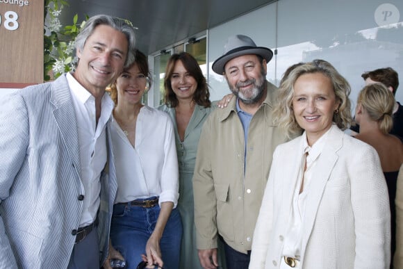 Les amoureux ont investi dans une ferme en ruines qu'ils rénovent depuis plusieurs années
Exclusif - Laurent Solly, Mareva Galanter, Julia Vignali, Kad Merad et Caroline Roux - Déjeuner dans la loge de France Télévisions lors de la Finale Hommes des Internationaux de France de Tennis de Roland Garros 2024 - Jour 15 à Paris. Le 9 Juin 2024. © Bertrand Rindoff / Bestimage 