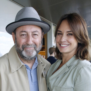 Julia Vignali et Kad Merad sont en couple depuis huit ans.
Exclusif - Kad Merad et sa femme Julia Vignali - Déjeuner dans la loge de France Télévisions lors de la Finale Hommes des Internationaux de France de Tennis de Roland Garros 2024 - Jour 15 à Paris. Le 9 Juin 2024. © Bertrand Rindoff / Bestimage 