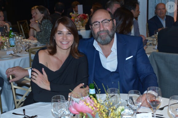 Kad Merad et sa femme Julia Vignali - Dîner de charité Breitling à la Samaritaine pour l'association "Premiers de Cordée" à Paris le 4 avril 2024.  © Rachid Bellak/Bestimage 