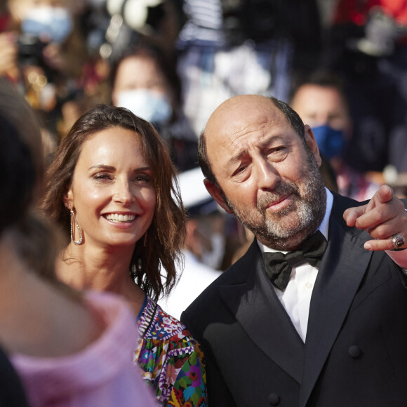 Kad Merad et Julia Vignali - Montée des marches du film " OSS 117 : Alerte rouge en Afrique Noire " lors du 74ème Festival International du Film de Cannes. Le 17 juillet 2021 © Borde-Jacovides-Moreau / Bestimage 