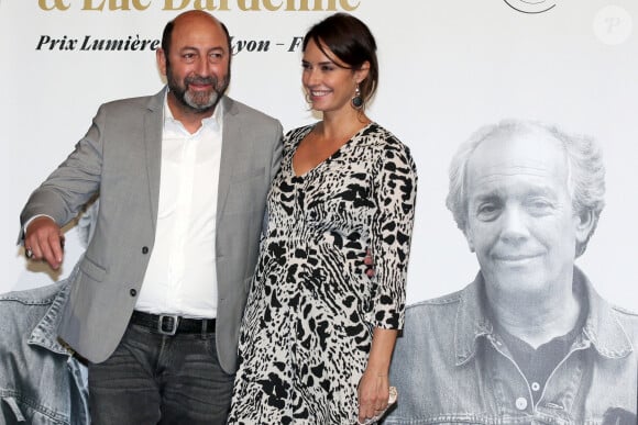 Kad Merad et Julia Vignali, lors de la cérémonie de clôture de la 12e édition du Festival du film Lumière à Lyon, du 10 au 18 octobre 2020. Le festival rend, cette année, hommage aux cinéastes belges Jean-Pierre et Luc Dardenne, doubles lauréats de la Palme d'Or. Lyon, le 16 octobre 2020. © Pascal Fayolle / Bestimage 