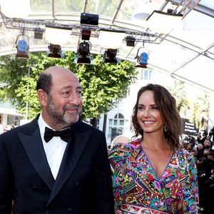 Kad Merad et sa compagne Julia Vignali - Montée des marches du film « OSS 117 : Alerte rouge en Afrique Noire » lors du 74ème Festival International du Film de Cannes. Le 17 juillet 2021 © Borde-Jacovides-Moreau / Bestimage  Red carpet for the movie « OSS 117 : Alerte rouge en Afrique Noire » during the 74th Cannes International Film festival. On July 17th 2021 