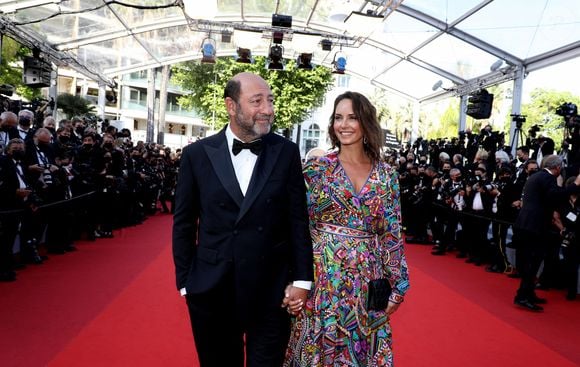 Kad Merad et sa compagne Julia Vignali - Montée des marches du film « OSS 117 : Alerte rouge en Afrique Noire » lors du 74ème Festival International du Film de Cannes. Le 17 juillet 2021 © Borde-Jacovides-Moreau / Bestimage  Red carpet for the movie « OSS 117 : Alerte rouge en Afrique Noire » during the 74th Cannes International Film festival. On July 17th 2021 