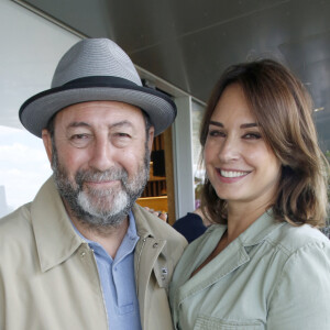 Exclusif - Kad Merad et sa femme Julia Vignali - Déjeuner dans la loge de France Télévisions lors de la Finale Hommes des Internationaux de France de Tennis de Roland Garros 2024 - Jour 15 à Paris. Le 9 Juin 2024. © Bertrand Rindoff / Bestimage  Exclusive - Lunch at France TV during the Men Final of the 2024 Tennis French Open of Roland Garros - Day 15 in Paris, France 