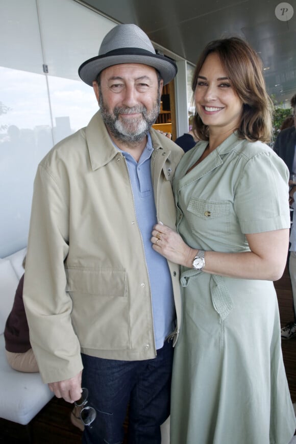 Exclusif - Kad Merad et sa femme Julia Vignali - Déjeuner dans la loge de France Télévisions lors de la Finale Hommes des Internationaux de France de Tennis de Roland Garros 2024 - Jour 15 à Paris. Le 9 Juin 2024. © Bertrand Rindoff / Bestimage  Exclusive - Lunch at France TV during the Men Final of the 2024 Tennis French Open of Roland Garros - Day 15 in Paris, France 