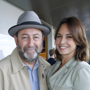 Exclusif - Kad Merad et sa femme Julia Vignali - Déjeuner dans la loge de France Télévisions lors de la Finale Hommes des Internationaux de France de Tennis de Roland Garros 2024 - Jour 15 à Paris. Le 9 Juin 2024. © Bertrand Rindoff / Bestimage  Exclusive - Lunch at France TV during the Men Final of the 2024 Tennis French Open of Roland Garros - Day 15 in Paris, France 