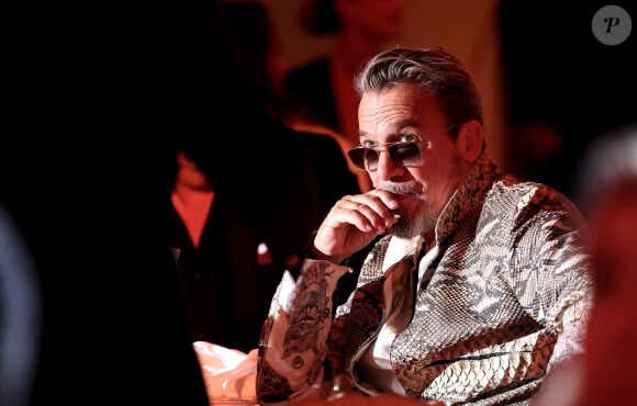 Florent Pagny - Soirée de gala "Heroes for Imagine" qui a permis de récolter dix millions d'euros au profit de la recherche contre les maladies génétiques à Paris le 23 septembre 2024. Depuis sa création en 2015, ce gala organisé tous les deux ans au coeur de l'Institut, propose à la vente des oeuvres et des moments d'exception uniques pour soutenir les chercheurs et médecins de l'Institut Imagine, qui oeuvrent au quotidien pour comprendre et guérir les maladies génétiques. Cette vente caritative est fondamentale pour l'avenir d'Imagine. Elle permet d'accélérer ses grands projets stratégiques, de conforter son attractivité, et de répondre aux besoins de la recherche en termes d'équipements et de technologies de pointe, comme en recrutement de talents. En quatre éditions, HEROES for Imagine a permis de lever plus de 22 millions d'euros. Et 2024 est une année toute particulière pour l'Institut Imagine qui fête ses 10 ans mais aussi la cinquième édition d'Heroes, actuellement en pleine préparation ! "Grâce à Heroes, la recherche sur les maladies génétiques s'accélère, quels que soient les obstacles, au bénéfice des enfants malades et de leurs familles. Avec virtuosité et engagement, les chercheurs et les médecins de l'Institut Imagine, pratiquent la meilleure science d'aujourd'hui pour inventer la meilleure médecine de demain" © Dominique Jacovides / Bestimage 