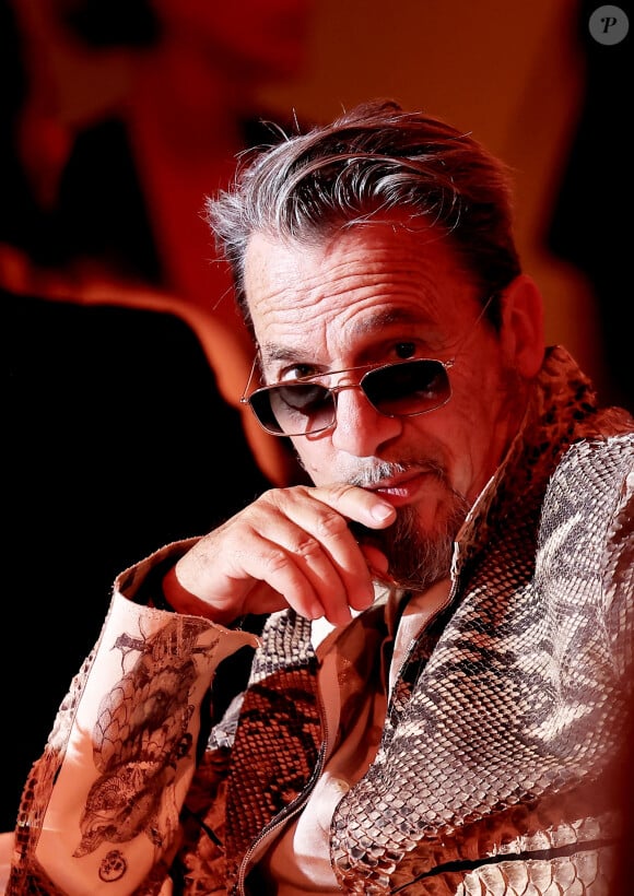 Florent Pagny - Soirée de gala "Heroes for Imagine" qui a permis de récolter dix millions d'euros au profit de la recherche contre les maladies génétiques à Paris le 23 septembre 2024. Depuis sa création en 2015, ce gala organisé tous les deux ans au coeur de l'Institut, propose à la vente des oeuvres et des moments d'exception uniques pour soutenir les chercheurs et médecins de l'Institut Imagine, qui oeuvrent au quotidien pour comprendre et guérir les maladies génétiques. Cette vente caritative est fondamentale pour l'avenir d'Imagine. Elle permet d'accélérer ses grands projets stratégiques, de conforter son attractivité, et de répondre aux besoins de la recherche en termes d'équipements et de technologies de pointe, comme en recrutement de talents. En quatre éditions, HEROES for Imagine a permis de lever plus de 22 millions d'euros. Et 2024 est une année toute particulière pour l'Institut Imagine qui fête ses 10 ans mais aussi la cinquième édition d'Heroes, actuellement en pleine préparation ! "Grâce à Heroes, la recherche sur les maladies génétiques s'accélère, quels que soient les obstacles, au bénéfice des enfants malades et de leurs familles. Avec virtuosité et engagement, les chercheurs et les médecins de l'Institut Imagine, pratiquent la meilleure science d'aujourd'hui pour inventer la meilleure médecine de demain" © Dominique Jacovides / Bestimage 