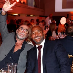 Eric Cantona et Olivier Dacourt - Soirée de gala "Heroes for Imagine" qui a permis de récolter dix millions d'euros au profit de la recherche contre les maladies génétiques à Paris le 23 septembre 2024. Depuis sa création en 2015, ce gala organisé tous les deux ans au coeur de l'Institut, propose à la vente des oeuvres et des moments d'exception uniques pour soutenir les chercheurs et médecins de l'Institut Imagine, qui oeuvrent au quotidien pour comprendre et guérir les maladies génétiques. Cette vente caritative est fondamentale pour l'avenir d'Imagine. Elle permet d'accélérer ses grands projets stratégiques, de conforter son attractivité, et de répondre aux besoins de la recherche en termes d'équipements et de technologies de pointe, comme en recrutement de talents. En quatre éditions, HEROES for Imagine a permis de lever plus de 22 millions d'euros. Et 2024 est une année toute particulière pour l'Institut Imagine qui fête ses 10 ans mais aussi la cinquième édition d'Heroes, actuellement en pleine préparation ! "Grâce à Heroes, la recherche sur les maladies génétiques s'accélère, quels que soient les obstacles, au bénéfice des enfants malades et de leurs familles. Avec virtuosité et engagement, les chercheurs et les médecins de l'Institut Imagine, pratiquent la meilleure science d'aujourd'hui pour inventer la meilleure médecine de demain" © Dominique Jacovides / Bestimage 