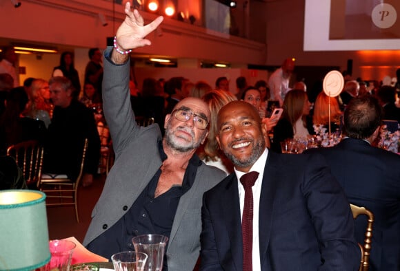 Eric Cantona et Olivier Dacourt - Soirée de gala "Heroes for Imagine" qui a permis de récolter dix millions d'euros au profit de la recherche contre les maladies génétiques à Paris le 23 septembre 2024. Depuis sa création en 2015, ce gala organisé tous les deux ans au coeur de l'Institut, propose à la vente des oeuvres et des moments d'exception uniques pour soutenir les chercheurs et médecins de l'Institut Imagine, qui oeuvrent au quotidien pour comprendre et guérir les maladies génétiques. Cette vente caritative est fondamentale pour l'avenir d'Imagine. Elle permet d'accélérer ses grands projets stratégiques, de conforter son attractivité, et de répondre aux besoins de la recherche en termes d'équipements et de technologies de pointe, comme en recrutement de talents. En quatre éditions, HEROES for Imagine a permis de lever plus de 22 millions d'euros. Et 2024 est une année toute particulière pour l'Institut Imagine qui fête ses 10 ans mais aussi la cinquième édition d'Heroes, actuellement en pleine préparation ! "Grâce à Heroes, la recherche sur les maladies génétiques s'accélère, quels que soient les obstacles, au bénéfice des enfants malades et de leurs familles. Avec virtuosité et engagement, les chercheurs et les médecins de l'Institut Imagine, pratiquent la meilleure science d'aujourd'hui pour inventer la meilleure médecine de demain" © Dominique Jacovides / Bestimage 