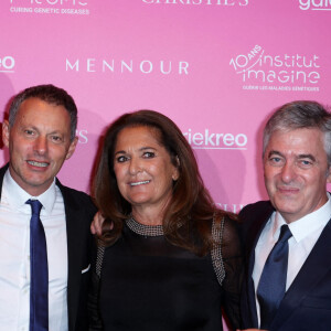 Kamel Mennour, Marc Olivier Fogiel, Fati Rosenberg, Stanislas Lyonnet - Soirée de gala "Heroes for Imagine" qui a permis de récolter dix millions d'euros au profit de la recherche contre les maladies génétiques à Paris le 23 septembre 2024. Depuis sa création en 2015, ce gala organisé tous les deux ans au coeur de l'Institut, propose à la vente des oeuvres et des moments d'exception uniques pour soutenir les chercheurs et médecins de l'Institut Imagine, qui oeuvrent au quotidien pour comprendre et guérir les maladies génétiques. Cette vente caritative est fondamentale pour l'avenir d'Imagine. Elle permet d'accélérer ses grands projets stratégiques, de conforter son attractivité, et de répondre aux besoins de la recherche en termes d'équipements et de technologies de pointe, comme en recrutement de talents. En quatre éditions, HEROES for Imagine a permis de lever plus de 22 millions d'euros. Et 2024 est une année toute particulière pour l'Institut Imagine qui fête ses 10 ans mais aussi la cinquième édition d'Heroes, actuellement en pleine préparation ! "Grâce à Heroes, la recherche sur les maladies génétiques s'accélère, quels que soient les obstacles, au bénéfice des enfants malades et de leurs familles. Avec virtuosité et engagement, les chercheurs et les médecins de l'Institut Imagine, pratiquent la meilleure science d'aujourd'hui pour inventer la meilleure médecine de demain" © Dominique Jacovides / Bestimage 