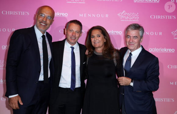 Kamel Mennour, Marc Olivier Fogiel, Fati Rosenberg, Stanislas Lyonnet - Soirée de gala "Heroes for Imagine" qui a permis de récolter dix millions d'euros au profit de la recherche contre les maladies génétiques à Paris le 23 septembre 2024. Depuis sa création en 2015, ce gala organisé tous les deux ans au coeur de l'Institut, propose à la vente des oeuvres et des moments d'exception uniques pour soutenir les chercheurs et médecins de l'Institut Imagine, qui oeuvrent au quotidien pour comprendre et guérir les maladies génétiques. Cette vente caritative est fondamentale pour l'avenir d'Imagine. Elle permet d'accélérer ses grands projets stratégiques, de conforter son attractivité, et de répondre aux besoins de la recherche en termes d'équipements et de technologies de pointe, comme en recrutement de talents. En quatre éditions, HEROES for Imagine a permis de lever plus de 22 millions d'euros. Et 2024 est une année toute particulière pour l'Institut Imagine qui fête ses 10 ans mais aussi la cinquième édition d'Heroes, actuellement en pleine préparation ! "Grâce à Heroes, la recherche sur les maladies génétiques s'accélère, quels que soient les obstacles, au bénéfice des enfants malades et de leurs familles. Avec virtuosité et engagement, les chercheurs et les médecins de l'Institut Imagine, pratiquent la meilleure science d'aujourd'hui pour inventer la meilleure médecine de demain" © Dominique Jacovides / Bestimage 