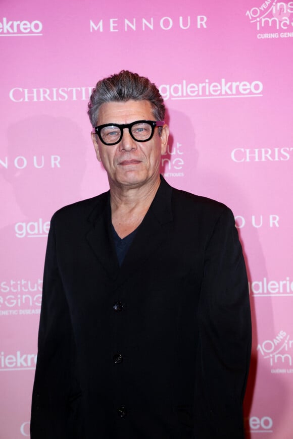 Marc Lavoine - Soirée de gala "Heroes for Imagine" qui a permis de récolter dix millions d'euros au profit de la recherche contre les maladies génétiques à Paris le 23 septembre 2024. Depuis sa création en 2015, ce gala organisé tous les deux ans au coeur de l'Institut, propose à la vente des oeuvres et des moments d'exception uniques pour soutenir les chercheurs et médecins de l'Institut Imagine, qui oeuvrent au quotidien pour comprendre et guérir les maladies génétiques. Cette vente caritative est fondamentale pour l'avenir d'Imagine. Elle permet d'accélérer ses grands projets stratégiques, de conforter son attractivité, et de répondre aux besoins de la recherche en termes d'équipements et de technologies de pointe, comme en recrutement de talents. En quatre éditions, HEROES for Imagine a permis de lever plus de 22 millions d'euros. Et 2024 est une année toute particulière pour l'Institut Imagine qui fête ses 10 ans mais aussi la cinquième édition d'Heroes, actuellement en pleine préparation ! "Grâce à Heroes, la recherche sur les maladies génétiques s'accélère, quels que soient les obstacles, au bénéfice des enfants malades et de leurs familles. Avec virtuosité et engagement, les chercheurs et les médecins de l'Institut Imagine, pratiquent la meilleure science d'aujourd'hui pour inventer la meilleure médecine de demain" © Dominique Jacovides / Bestimage 