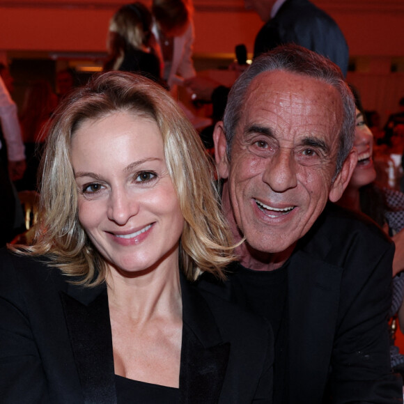 Audrey Crespo-Mara et Thierry Ardisson lors de la soirée de gala "Heroes for Imagine" qui a permis de récolter dix millions d'euros au profit de la recherche contre les maladies génétiques à Paris le 23 septembre 2024. Depuis sa création en 2015, ce gala organisé tous les deux ans au coeur de l'Institut, propose à la vente des oeuvres et des moments d'exception uniques pour soutenir les chercheurs et médecins de l'Institut Imagine, qui oeuvrent au quotidien pour comprendre et guérir les maladies génétiques. Cette vente caritative est fondamentale pour l'avenir d'Imagine. Elle permet d'accélérer ses grands projets stratégiques, de conforter son attractivité, et de répondre aux besoins de la recherche en termes d'équipements et de technologies de pointe, comme en recrutement de talents. En quatre éditions, HEROES for Imagine a permis de lever plus de 22 millions d'euros. Et 2024 est une année toute particulière pour l'Institut Imagine qui fête ses 10 ans mais aussi la cinquième édition d'Heroes, actuellement en pleine préparation ! "Grâce à Heroes, la recherche sur les maladies génétiques s'accélère, quels que soient les obstacles, au bénéfice des enfants malades et de leurs familles. Avec virtuosité et engagement, les chercheurs et les médecins de l'Institut Imagine, pratiquent la meilleure science d'aujourd'hui pour inventer la meilleure médecine de demain" © Dominique Jacovides / Bestimage 