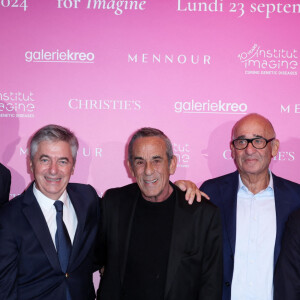 Kamel Mennour, Stanislas Lyonnet, Thierry Ardisson, Didier Krzentowski, Julien-Vincent Brunie lors de la soirée de gala "Heroes for Imagine" qui a permis de récolter dix millions d'euros au profit de la recherche contre les maladies génétiques à Paris le 23 septembre 2024. Depuis sa création en 2015, ce gala organisé tous les deux ans au coeur de l'Institut, propose à la vente des oeuvres et des moments d'exception uniques pour soutenir les chercheurs et médecins de l'Institut Imagine, qui oeuvrent au quotidien pour comprendre et guérir les maladies génétiques. Cette vente caritative est fondamentale pour l'avenir d'Imagine. Elle permet d'accélérer ses grands projets stratégiques, de conforter son attractivité, et de répondre aux besoins de la recherche en termes d'équipements et de technologies de pointe, comme en recrutement de talents. En quatre éditions, HEROES for Imagine a permis de lever plus de 22 millions d'euros. Et 2024 est une année toute particulière pour l'Institut Imagine qui fête ses 10 ans mais aussi la cinquième édition d'Heroes, actuellement en pleine préparation ! "Grâce à Heroes, la recherche sur les maladies génétiques s'accélère, quels que soient les obstacles, au bénéfice des enfants malades et de leurs familles. Avec virtuosité et engagement, les chercheurs et les médecins de l'Institut Imagine, pratiquent la meilleure science d'aujourd'hui pour inventer la meilleure médecine de demain" © Dominique Jacovides / Bestimage 