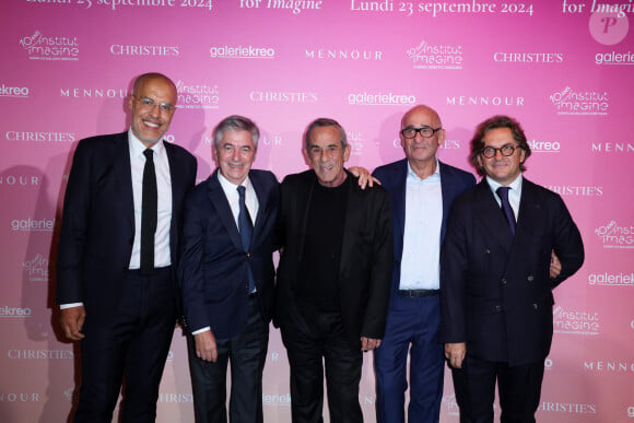 Kamel Mennour, Stanislas Lyonnet, Thierry Ardisson, Didier Krzentowski, Julien-Vincent Brunie lors de la soirée de gala "Heroes for Imagine" qui a permis de récolter dix millions d'euros au profit de la recherche contre les maladies génétiques à Paris le 23 septembre 2024. Depuis sa création en 2015, ce gala organisé tous les deux ans au coeur de l'Institut, propose à la vente des oeuvres et des moments d'exception uniques pour soutenir les chercheurs et médecins de l'Institut Imagine, qui oeuvrent au quotidien pour comprendre et guérir les maladies génétiques. Cette vente caritative est fondamentale pour l'avenir d'Imagine. Elle permet d'accélérer ses grands projets stratégiques, de conforter son attractivité, et de répondre aux besoins de la recherche en termes d'équipements et de technologies de pointe, comme en recrutement de talents. En quatre éditions, HEROES for Imagine a permis de lever plus de 22 millions d'euros. Et 2024 est une année toute particulière pour l'Institut Imagine qui fête ses 10 ans mais aussi la cinquième édition d'Heroes, actuellement en pleine préparation ! "Grâce à Heroes, la recherche sur les maladies génétiques s'accélère, quels que soient les obstacles, au bénéfice des enfants malades et de leurs familles. Avec virtuosité et engagement, les chercheurs et les médecins de l'Institut Imagine, pratiquent la meilleure science d'aujourd'hui pour inventer la meilleure médecine de demain" © Dominique Jacovides / Bestimage 