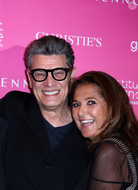 Marc Lavoine et Fati Rosenberg lors de la soirée de gala "Heroes for Imagine" qui a permis de récolter dix millions d'euros au profit de la recherche contre les maladies génétiques à Paris le 23 septembre 2024. Depuis sa création en 2015, ce gala organisé tous les deux ans au coeur de l'Institut, propose à la vente des oeuvres et des moments d'exception uniques pour soutenir les chercheurs et médecins de l'Institut Imagine, qui oeuvrent au quotidien pour comprendre et guérir les maladies génétiques. Cette vente caritative est fondamentale pour l'avenir d'Imagine. Elle permet d'accélérer ses grands projets stratégiques, de conforter son attractivité, et de répondre aux besoins de la recherche en termes d'équipements et de technologies de pointe, comme en recrutement de talents. En quatre éditions, HEROES for Imagine a permis de lever plus de 22 millions d'euros. Et 2024 est une année toute particulière pour l'Institut Imagine qui fête ses 10 ans mais aussi la cinquième édition d'Heroes, actuellement en pleine préparation ! "Grâce à Heroes, la recherche sur les maladies génétiques s'accélère, quels que soient les obstacles, au bénéfice des enfants malades et de leurs familles. Avec virtuosité et engagement, les chercheurs et les médecins de l'Institut Imagine, pratiquent la meilleure science d'aujourd'hui pour inventer la meilleure médecine de demain" © Dominique Jacovides / Bestimage 