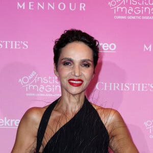 Farida Khelfa lors de la soirée de gala "Heroes for Imagine" qui a permis de récolter dix millions d'euros au profit de la recherche contre les maladies génétiques à Paris le 23 septembre 2024. Depuis sa création en 2015, ce gala organisé tous les deux ans au coeur de l'Institut, propose à la vente des oeuvres et des moments d'exception uniques pour soutenir les chercheurs et médecins de l'Institut Imagine, qui oeuvrent au quotidien pour comprendre et guérir les maladies génétiques. Cette vente caritative est fondamentale pour l'avenir d'Imagine. Elle permet d'accélérer ses grands projets stratégiques, de conforter son attractivité, et de répondre aux besoins de la recherche en termes d'équipements et de technologies de pointe, comme en recrutement de talents. En quatre éditions, HEROES for Imagine a permis de lever plus de 22 millions d'euros. Et 2024 est une année toute particulière pour l'Institut Imagine qui fête ses 10 ans mais aussi la cinquième édition d'Heroes, actuellement en pleine préparation ! "Grâce à Heroes, la recherche sur les maladies génétiques s'accélère, quels que soient les obstacles, au bénéfice des enfants malades et de leurs familles. Avec virtuosité et engagement, les chercheurs et les médecins de l'Institut Imagine, pratiquent la meilleure science d'aujourd'hui pour inventer la meilleure médecine de demain" © Dominique Jacovides / Bestimage 