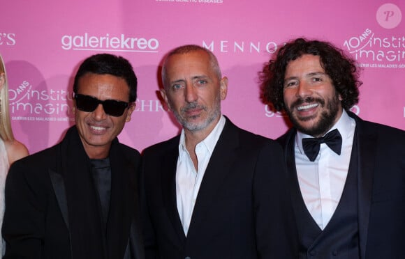 Omar Harfouch, Gad Elmaleh et Redouane Bougheraba lors de la soirée de gala "Heroes for Imagine" qui a permis de récolter dix millions d'euros au profit de la recherche contre les maladies génétiques à Paris le 23 septembre 2024. Depuis sa création en 2015, ce gala organisé tous les deux ans au coeur de l'Institut, propose à la vente des oeuvres et des moments d'exception uniques pour soutenir les chercheurs et médecins de l'Institut Imagine, qui oeuvrent au quotidien pour comprendre et guérir les maladies génétiques. Cette vente caritative est fondamentale pour l'avenir d'Imagine. Elle permet d'accélérer ses grands projets stratégiques, de conforter son attractivité, et de répondre aux besoins de la recherche en termes d'équipements et de technologies de pointe, comme en recrutement de talents. En quatre éditions, HEROES for Imagine a permis de lever plus de 22 millions d'euros. Et 2024 est une année toute particulière pour l'Institut Imagine qui fête ses 10 ans mais aussi la cinquième édition d'Heroes, actuellement en pleine préparation ! "Grâce à Heroes, la recherche sur les maladies génétiques s'accélère, quels que soient les obstacles, au bénéfice des enfants malades et de leurs familles. Avec virtuosité et engagement, les chercheurs et les médecins de l'Institut Imagine, pratiquent la meilleure science d'aujourd'hui pour inventer la meilleure médecine de demain" © Dominique Jacovides / Bestimage 