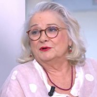 "Une épidémie de pommettes !" : Josiane Balasko donne son avis sur la chirurgie esthétique (VIDÉO)